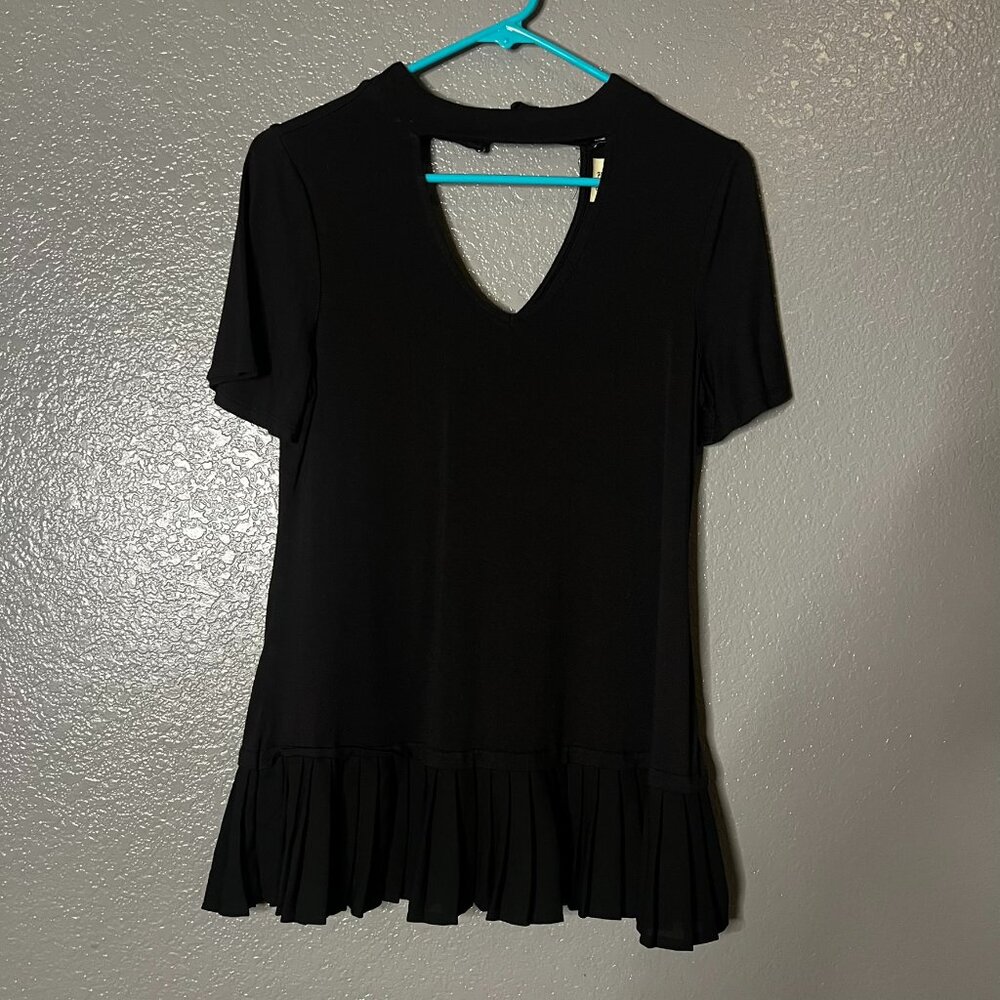 Cable & Gauge Black Pleated Hem V-Neck Top Medium